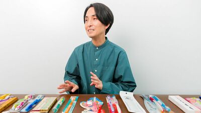 矢部太郎「僕が世界中の歯ブラシを集めるわけ。父親を反面教師に、歯はちゃんと磨こうと思った。一度使うと戻れないから、電動歯ブラシは未経験」