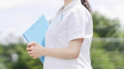 「看護師になる娘が心配。激務が不安で母の私が精神科に」50代女性の相談に小説家・いしいしんじが贈る言葉。「いまのすばらしい娘をはぐくんだのはあなた自身」