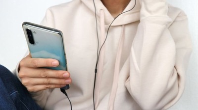人はAIが生成した音楽を好んで聴くのか。アーティストに「より求められるようになるもの」とは
