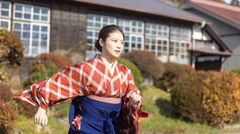 明日の『あんぱん』あらすじ。坊主頭の嵩に「おめでとうございます」と頭を下げるのぶ。迎えた出征の日、町の人たちから激励されていると…＜ネタバレあり＞