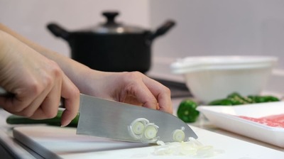 料理研究家ウー・ウェンさんが『徹子の部屋』に登場。ウー家の冷蔵庫が＜いつも空っぽ＞なワケは…「いろんなものがあると＜食材のために＞料理を作ることになる」