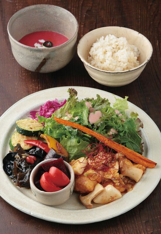半月ごとに献立が変わる、予約制のランチ3000円