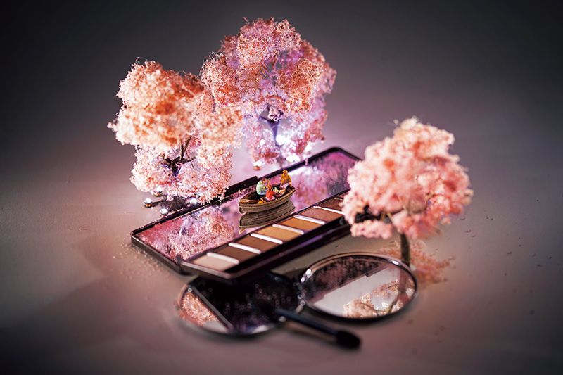 ミニチュア写真家・見立て作家 田中達也「化粧コンパクトの鏡を川に