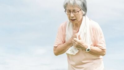 階段では手すりがないと不安、エスカレーターに乗るタイミングがつかめない…自覚症状が出てからでは遅い、シニアが気づきにくい《からだの衰え》