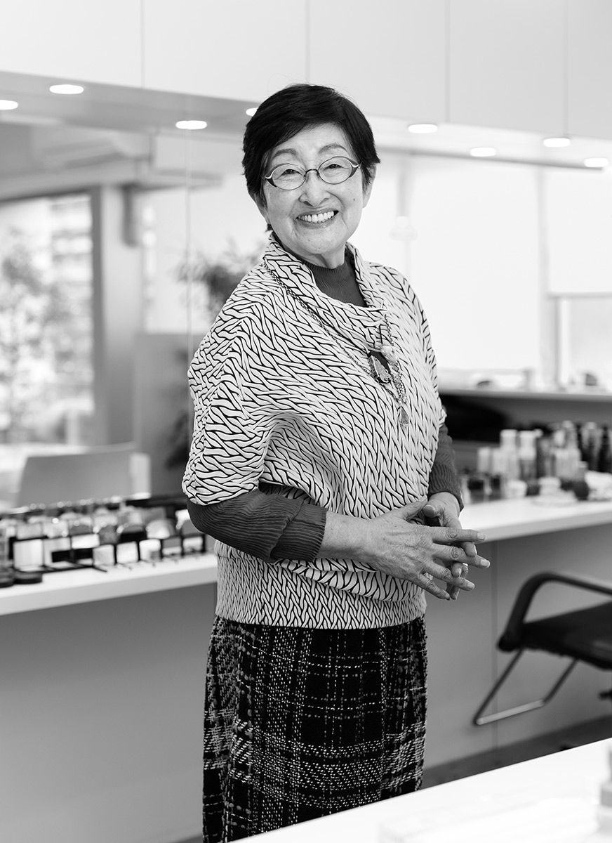 画像・写真｜90歳の現役美容研究家・小林照子 意識して口角を上げる