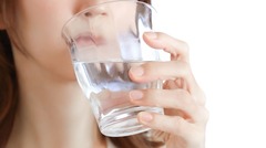 50代以降は「喉が渇いたら水を飲む」ではもう遅い。糖尿病や生活習慣病を遠ざける＜水分の摂り方＞を専門医が解説