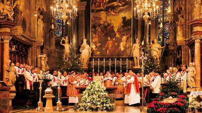 音楽の都ウィーンのシンボル《シュテファン大聖堂》モーツァルトの結婚式や葬儀の地としても有名な大聖堂は、壁一面のステンドグラスが美しく輝く