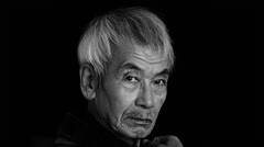 田中泯「急所にだけ包帯を巻き、全身を泥人形のように土色にして、〈身〉一つになってどこででも踊る。何回警察沙汰になっても続けたスタイルの理由は」