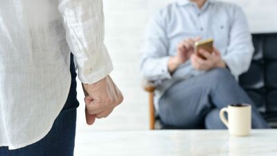 「リタイアした夫が家でグータラしている」といら立つ女性。精神科医が勧める〈夫が煩わしい〉と感じた時にかけるべき〈ある言葉〉とは