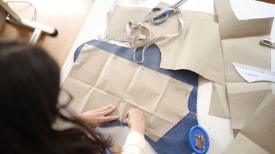 工場生産とハンドメイド、それぞれが持つ利点と欠点とは。大量生産をすれば独自性が失われ、手作業で生産すればコストがかかる。最適な生産体制を構築するには…