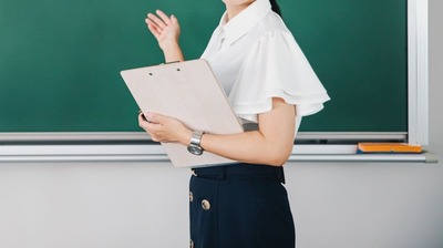 教育現場が「ブラック化」する背景には、子どもの貧困やメンタルヘルスの問題も関係。課題解決のために文部科学省が推進する取り組みとは