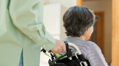 夫の死後、義妹により突然遠くの施設に移された義母。会いに行くと義妹に責められ、70万円払えと…