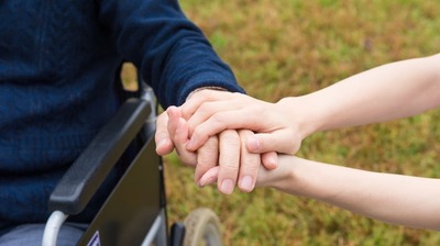 「もう１回夜勤に入れば家計が楽になる」とシフト表に名前を書き込む若手。結婚や出産を機に「家計を支え切れない」と介護職を離れるケースも…