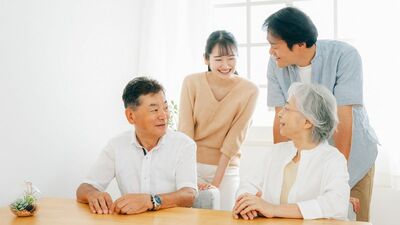 70歳以上の実親を持つ40-69歳の約7割が「離れて暮らす親と年末年始に会う」日数平均は約2.1日。約2割が親と旅行にも