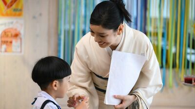 『フェイクマミー』にアン ミカが登場。保護者会で影響力を持つ、ミステリアスな学園内の有名ママに。現場は「元気なお子さんの明るい声柔らかいアットホームな雰囲気」