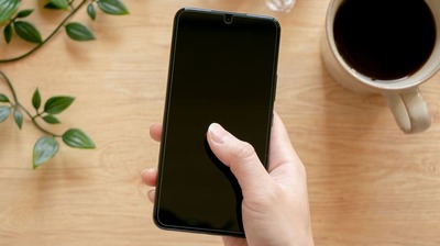 「片手スマホは本当によくありません」手外科専門医が警鐘。料理や買い物…手指を痛める日常習慣とは?