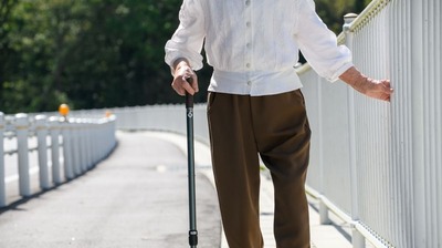足の筋肉が少なく、両足は棒のようだった90歳。彼女が<転ぶ不安がなくなった>と語ったワケは…83歳・健康を研究する教授「歩くことで体と心が変わり、生活そのものも変わる」