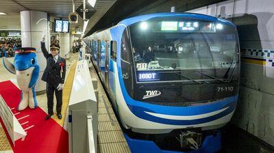 りんかい線で新型車両がデビュー!「優しい微笑み」をイメージした顔って？初運行の出発式にはたくさんの鉄道ファンも