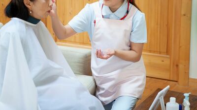 勤め先の介護老人保健施設に新しい入居者が。おしゃれで元気なのに入浴拒否を1カ月。異臭が漂い困った末、ある秘策を試してみると…