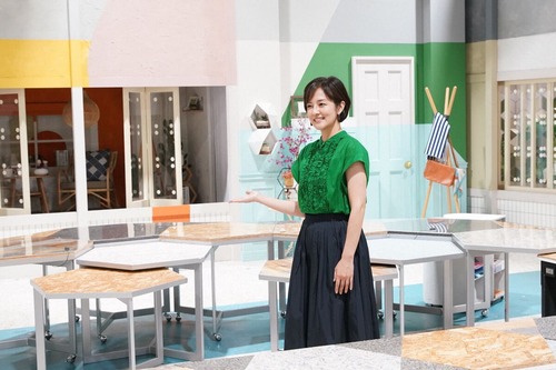 『あさイチ』で使っている廃棄された衣料や紙などで作ったテーブルの説明をする鈴木奈穂子アナウンサー