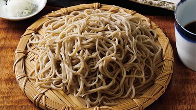 【東京・浅草ひら山】新蕎麦の新鮮な香りを楽しめる名店。殻付きで仕入れた蕎麦の実を店で剥いて製粉し提供。旬の素材を取り入れた、銀座の名割烹仕込みの一品料理も