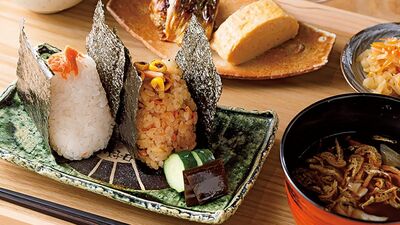【西麻布・米好日】日本料理の名店が手掛けるおむすび専門店。出汁巻き卵や小鉢など一流店の味の一端を気軽に味わえる定食の他、テイクアウトも