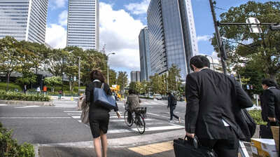 立憲民主党は「実質賃金が低下した」、自民党は「若者の就職内定率が改善した」と主張する＜アベノミクス＞の実績。経営コンサル「自分たちを安売りする方向に動き、最先端技術分野からは多少脱落気味になったが、それでも…」