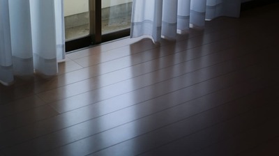 「ここ、何かがいます。もう無理です」怪異現象が多発し、立て続けに退寮者が出た社員寮。ある日の夜、視線を感じて目を覚ますと…