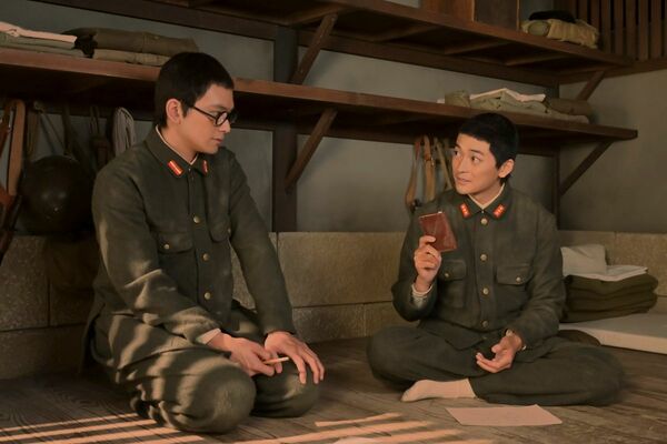 左から柳井嵩（北村匠海さん）、辛島健太郎（高橋文哉さん）