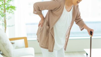年を取って腰が曲がるのは、自然ではなく《治療できる病気》です。閉経後の女性は特に注意したい「後弯症」の仕組みと悪影響