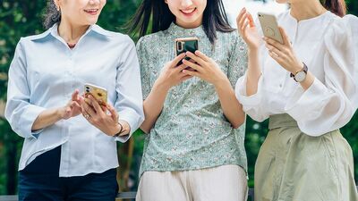 55歳女性。5年前始めたSNSが夫の転勤をきっかけに役立って。月に数日の上京時、SNS仲間が神社や洋館巡りに誘ってくれる。趣味だけでつながる心地よさ
