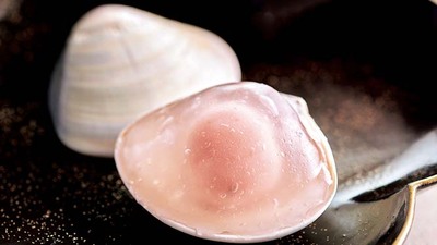 【京の菓子】ぴたりと重なる貝を開くと珠のような薄紅色がほんのりと浮かび上がる　甘春堂「貝合せ」