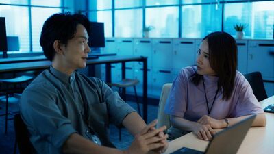 ドラマ10『会社員』第3回あらすじ。英理子とるりは、山岸のスマホから、ある決定的なデータを発見する。一方、寺田は会社に姿を現さず…＜ネタばれあり＞