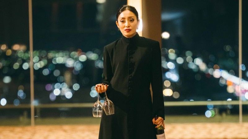『VIVANT』第14話で登場。ワインとグラスを手にした〈黒ずくめの女性〉の正体は…