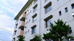 高齢者のひとり暮らしが増えてきた集合住宅で、仲良くなった4階に住む男性。階段の上り下りが大変になり、思いついた「ドローン作戦」とは…