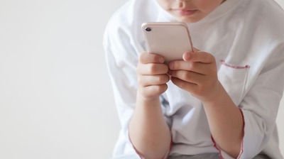 子どもに「スマホを持ちたい」と言われたらどうする?ITジャーナリストが解説。あえて「ふさわしい年齢」を設定するのであれば