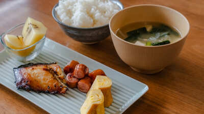 医師・鎌田實が実践する食事の工夫とは？「朝はたんぱく質をしっかりと。昼にごちそうを食べる日の朝は、主食の炭水化物を減らしてカロリーのとり過ぎを防ぐ」