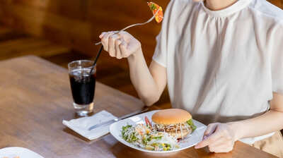 名医・小林弘幸が「好きなものを食べる〈チートデイ〉は合理的」と断言するワケ。「ダイエットの大敵〈ストレス〉を避ければ食べることが楽しくなり…」
