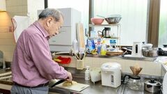 海老澤勲さん97歳「認知症の妻を見送り、5年。朝食・夕食は自炊、昼食はヘルパーさんに。2つの囲碁サークルを掛け持ちし、夜の晩酌は欠かさずに」
