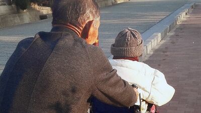 85歳の母が膵がんに。父の側に1日でも長くと思う母の車椅子を、89歳の父が押して歩く。2人で歩いてきた道、これからも