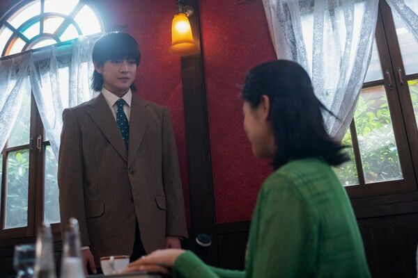 左から辛島健太郎(高橋文哉さん)、朝田メイコ(原菜乃華さん)