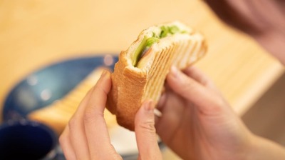 昼食のあと眠くなるのは、腸の活動で副交感神経が急に優位になるからで…。「昼は少なめ、夜は魚や肉」自律神経の名医・小林弘幸おすすめの食事の取り方
