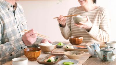 シニアのひとり暮らしで、孤食から遠ざかる知恵。誰かと会話することのメリットは…