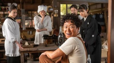 ＜また線路で寝るか？＞『あんぱん』再登場したヤムおんちゃんの黄色いあんぱんに救われる朝田家。視聴者「皆を救うヤムおんちゃんもアンパンマン」 