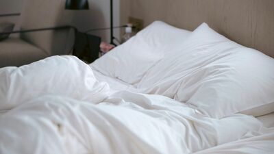 「新築お披露目の日、夫の男友達が勝手に寝室に入り私のベッドで寝ていた」40代妻が「離婚してもいいかも」とまで思った夫の対応とは