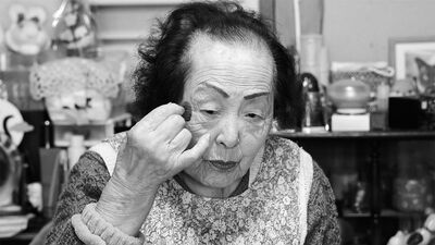 102歳の化粧品販売員・堀野智子さん「お化粧は365日、しない日はない。茶の間で、テレビを観ながらスキンケアとフルメイクから一日が始まる」