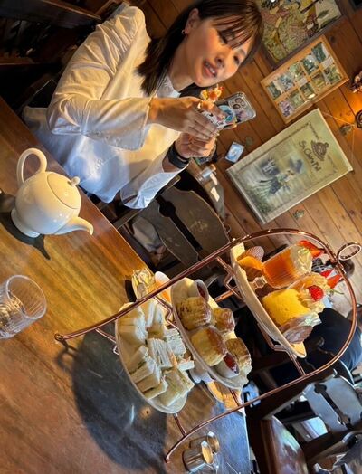 アフターヌーンティーをする斉藤ナミさん