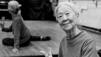 92歳のバレリーナ・雑賀淑子さん「教室では、医師と考案した大人の悩みに寄り添ったバーレッスンやストレッチも。踊りを続けて83年、今もバレエに夢中」
