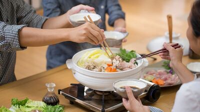 隣りに越してきた80代女性と読書会をする仲に。クールな近所付き合いの方が楽でいいと思っていた私を変えたのは…《ご近所仲間こそ安心の源・1》