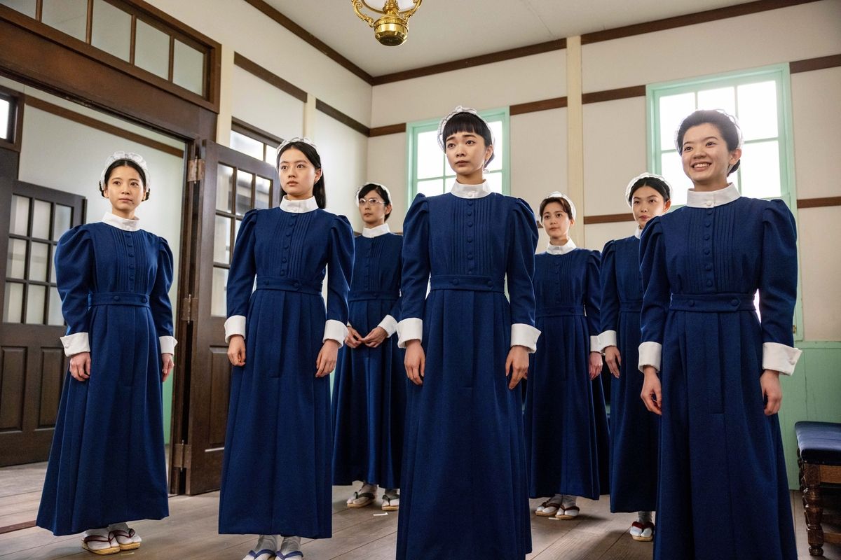 『風、薫る』場面カット　看護婦養成所で学ぶ実習生たち